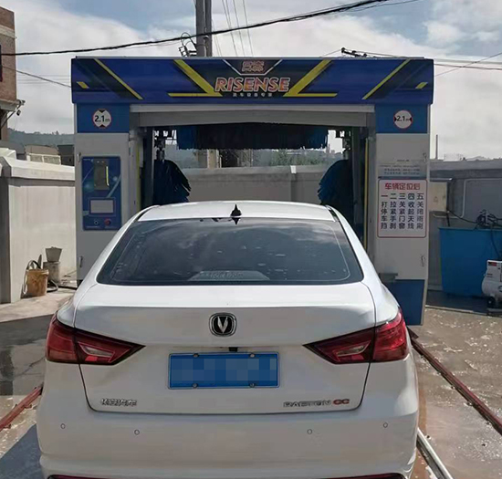 云南加油站安装日森龙门往复式洗车机